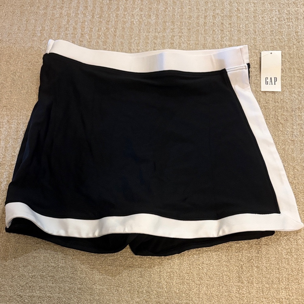 GAP Women's Black and White Swim Skorts